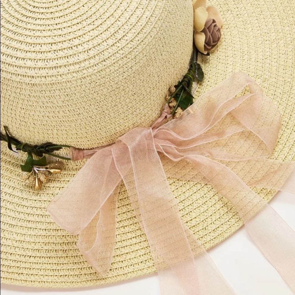 Gorgeous wide brimmed beach/ spring hat - Picture 4 of 11